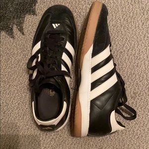 Indoor soccer shoes